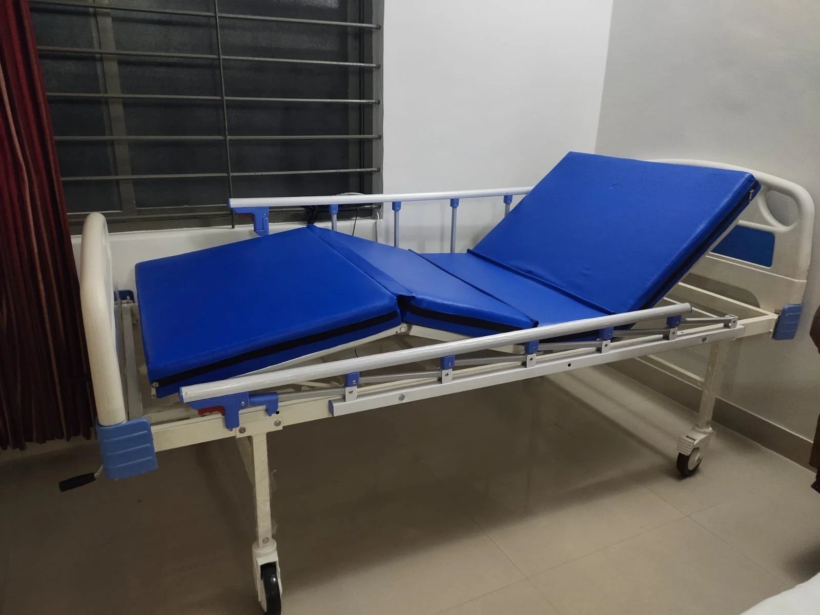 4 FOWL FOLDABLE COT AND HOSPITAL BED