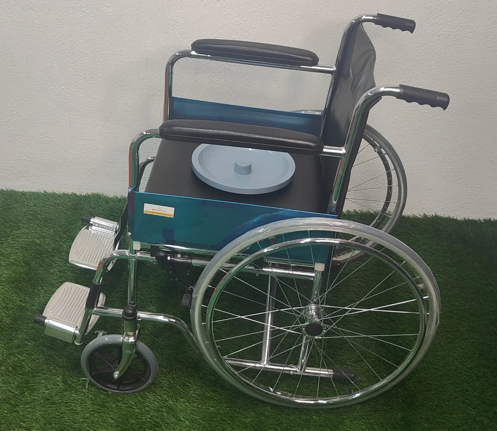 COMMODE WITH WHEEL CHAIR